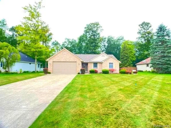 2893 Tanglewood Dr, Kimball, MI 48074