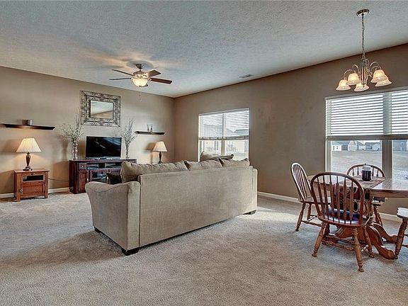 4th image of 555 Pebble Dr