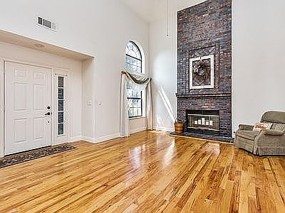 4th image of 493 E Carolina St