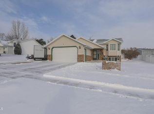 926 Mahone Ave, Bismarck, ND 58503