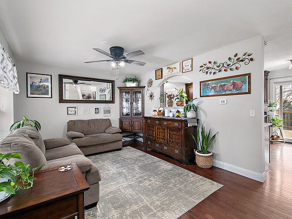 5th image of 206 Meadows Rd S