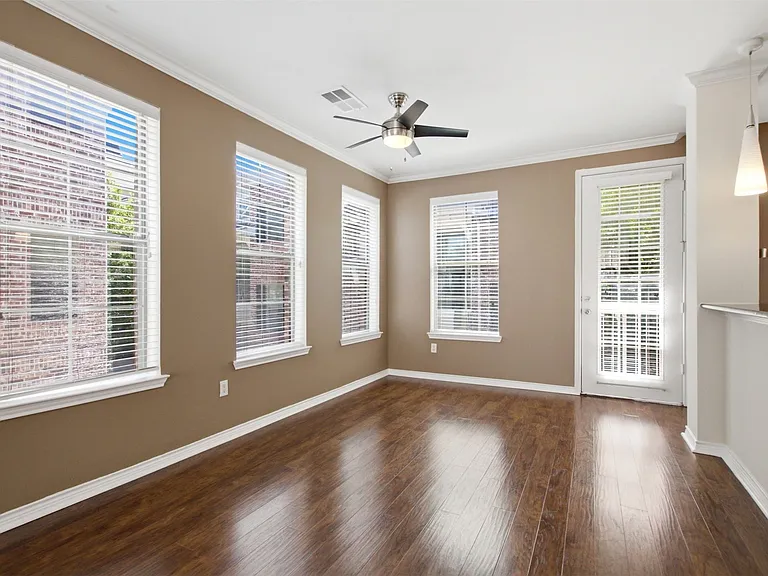 2113 Grove Park Ln — Photo 6