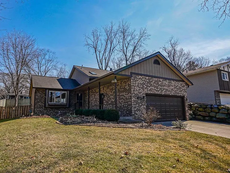 1513 Deerwood Dr — Photo 2
