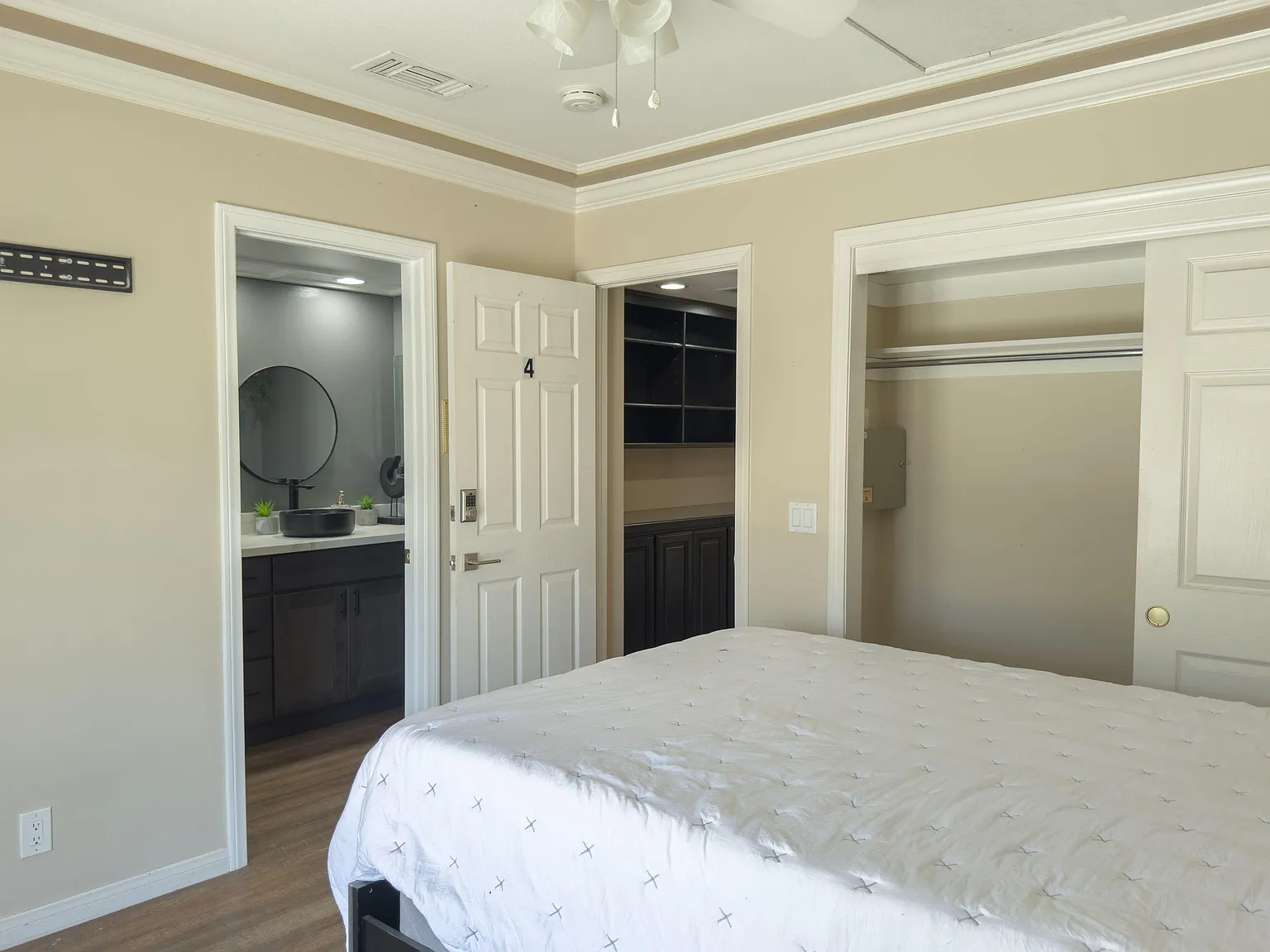 4 bed, 3.0 bath, 2500 sqft, $1,906 — Photo 1