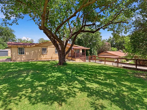 3rd image of 620 Hilltop Cir