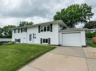 2555 Crissy Dr, Dubuque, IA 52001