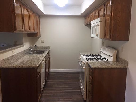 2nd image of 430 S Niagara St #105