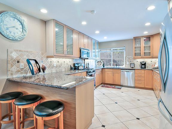 5th image of 613 Banta Ct