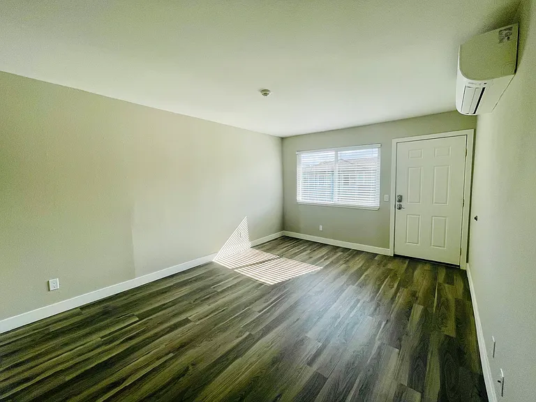 3x1- 950 SqFt - Living Room