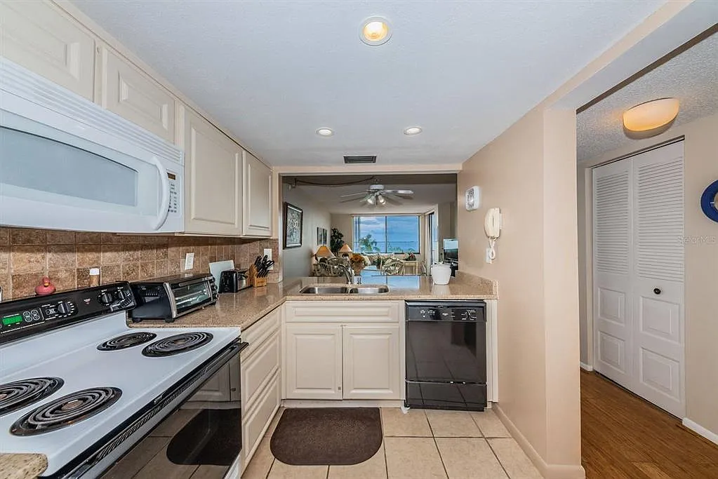1 bed, 1.5 bath, 780 sqft, $3,810 — Photo 2