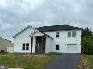 81 Outlook Ln, Levittown, PA 19055