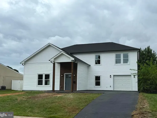81 Outlook Ln, Levittown, PA 19055