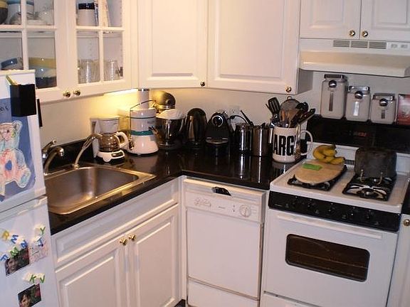 3rd image of 305 W 91st St APT 1R
