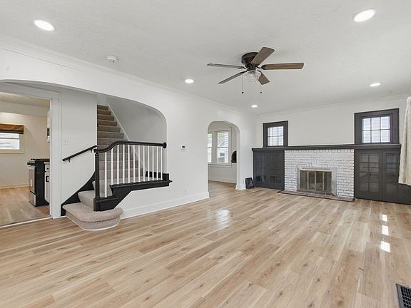 3rd image of 1021 S Twyckenham Dr