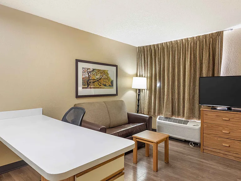 Deluxe Studio - 1 Queen Bed