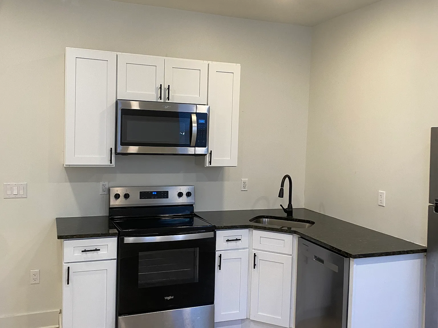 11 e walnut st apts — Photo 1