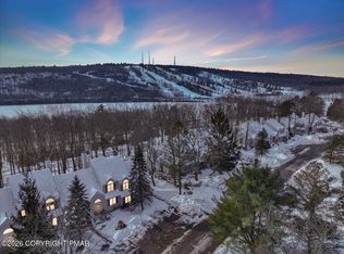 102 Laurelwoods Dr, Lake Harmony, PA 18624