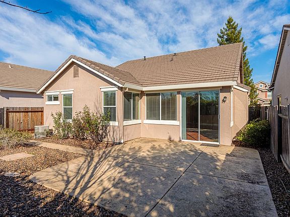3rd image of 186 Oxburough Dr