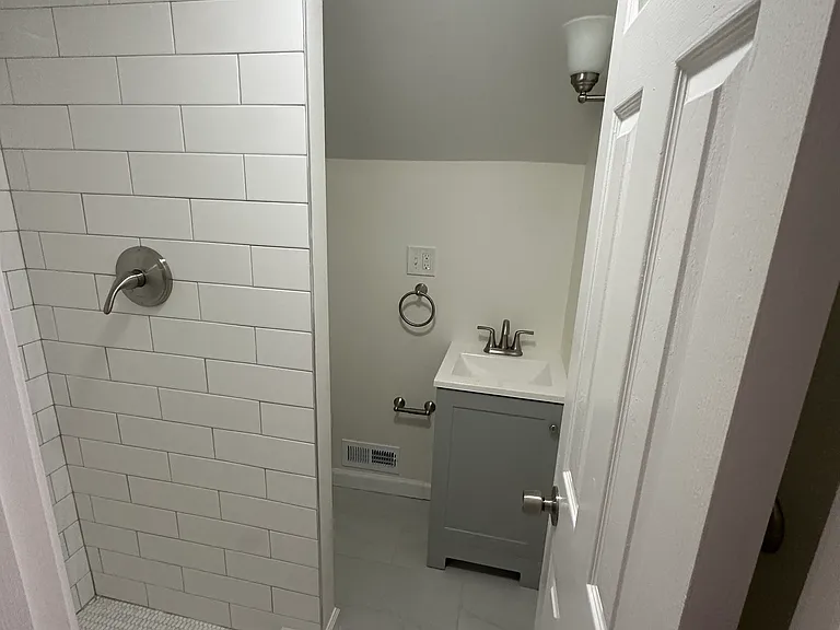 11 Colony St — Photo 14