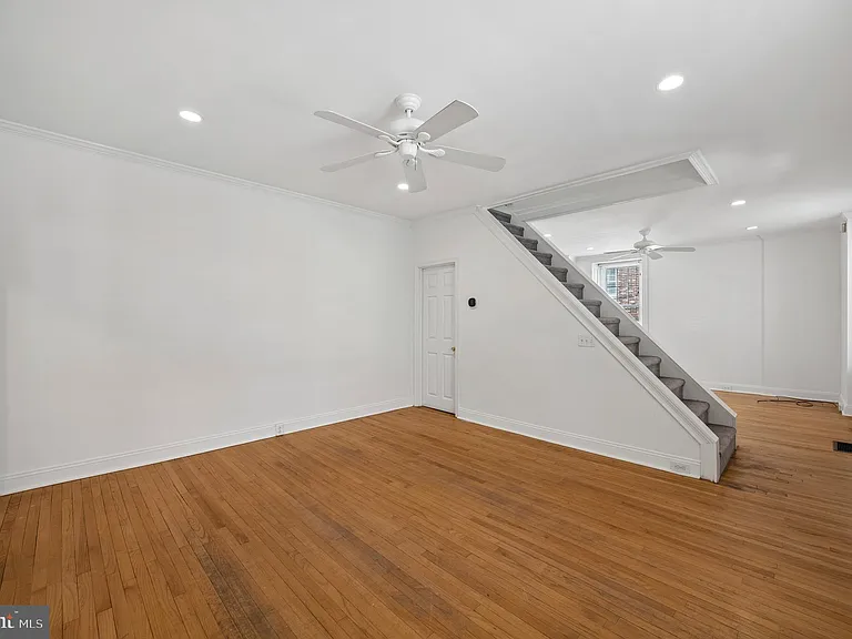 447 Dupont St — Photo 6