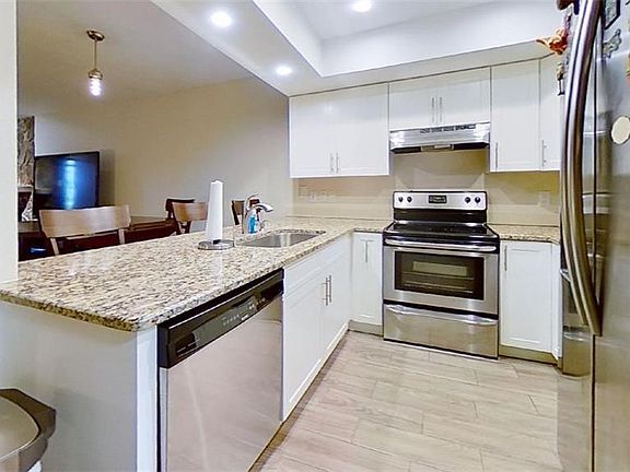 3rd image of 305 Somerset Ln