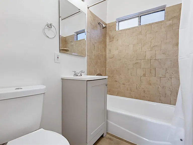 2425-2431 S Ridgeley Dr — Photo 17