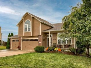 1521 Horseshoe Dr, Raymore, MO 64083