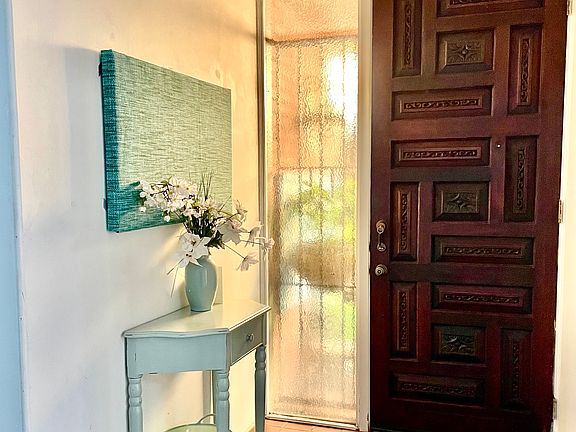 5th image of 281 Casitas Bulevar