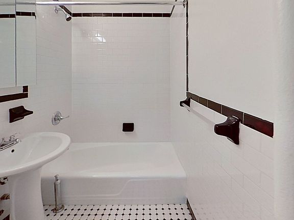 4th image of 133 E 84th St APT 3D