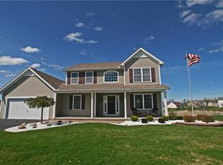 32 Bracknell Cir, West Henrietta, NY 14586