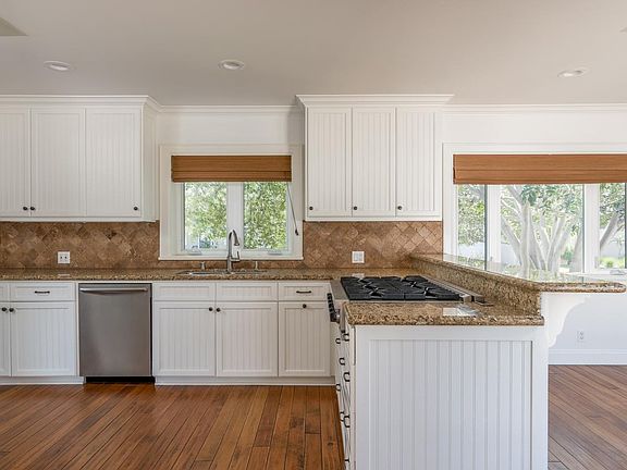 3rd image of 701 Cliff Dr