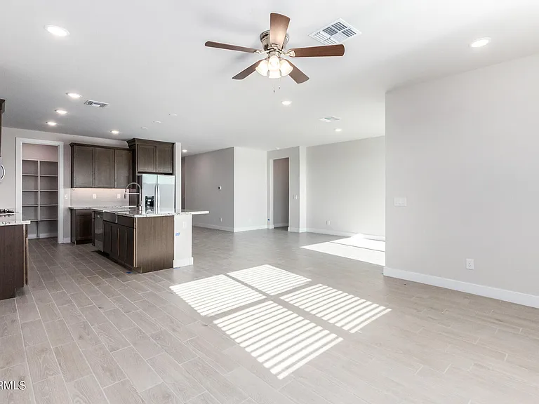 8526 S 69th Ln — Photo 7