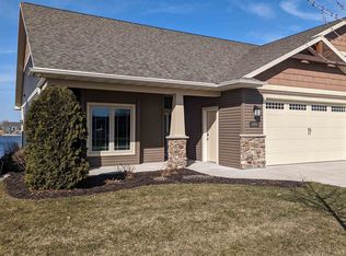 1331 Prairie Lake Cir, Neenah, WI 54956