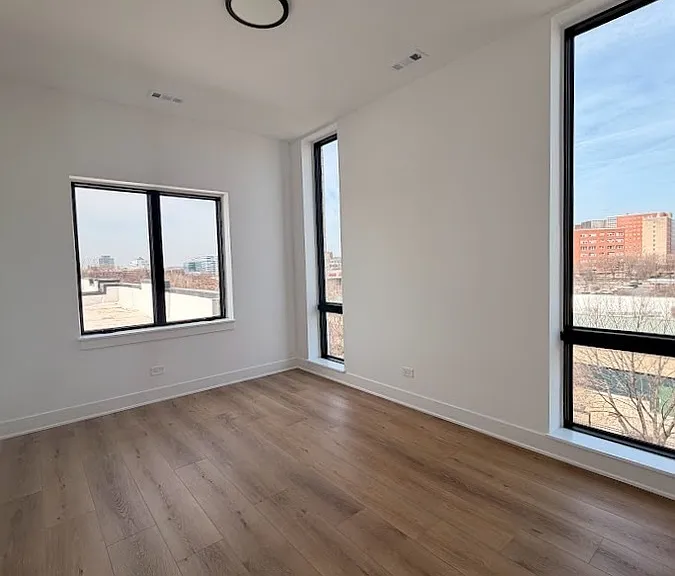1320 S Ashland Ave #301 — Photo 3