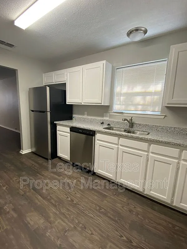 2 bed, 1.0 bath, 861 sqft, $1,225 — Photo 1