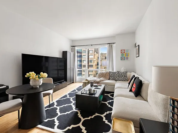 350 W 42nd St APT 18E, New York, NY 10036