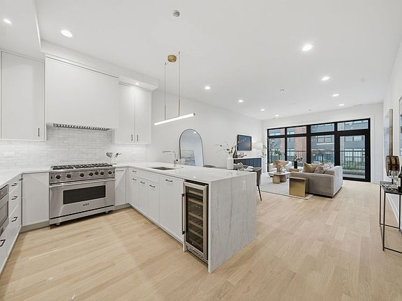 4th image of 2481 N Milwaukee Ave #401