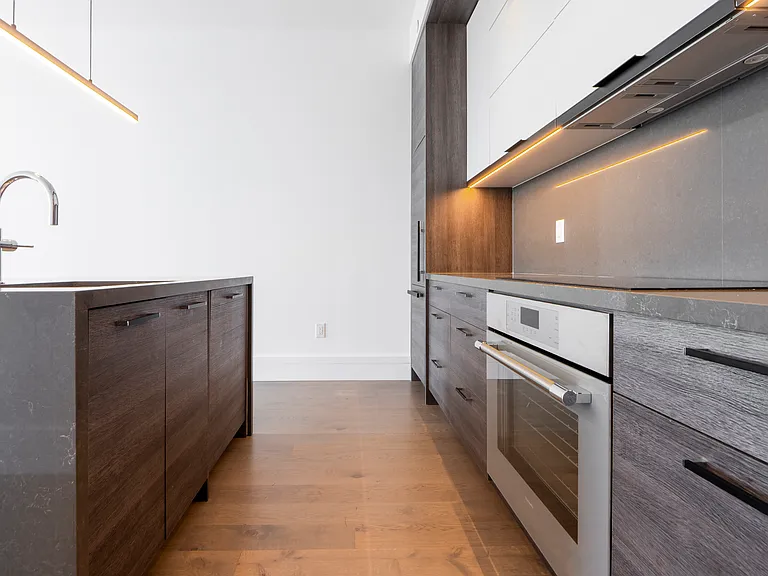 215 Lonsdale Rd — Photo 45