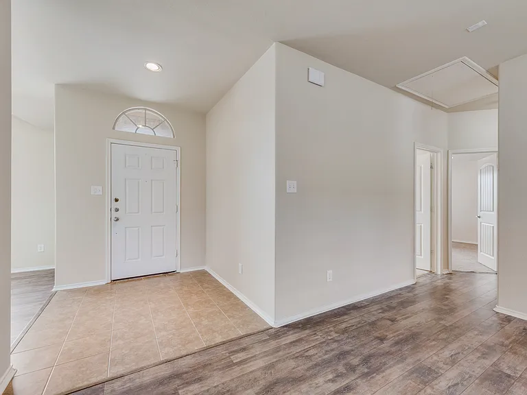 1077 Hampton Bay Dr — Photo 4