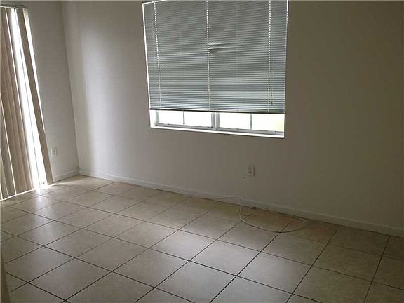 4th image of 230 SE 29 Ave #9