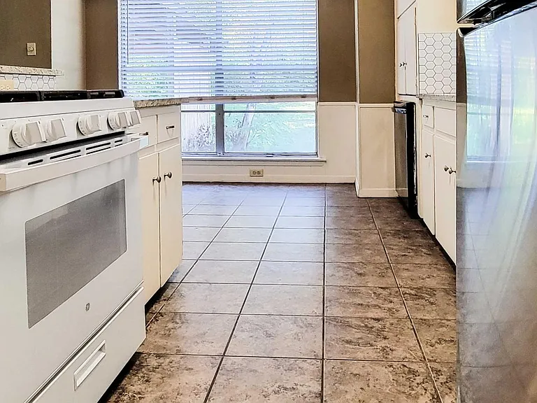 8522 Bradford Dr — Photo 7