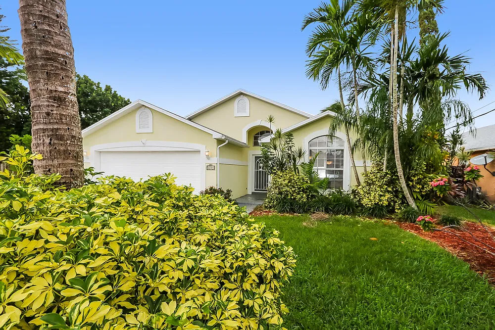 3 bed, 2.0 bath, 1940 sqft, $3,800 — Photo 4