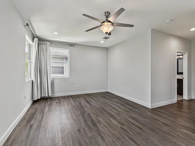 1135 NE 3rd Ave — Photo 28
