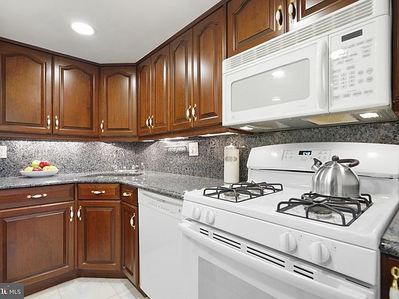 5th image of 1525 Northgate Sq APT 12C