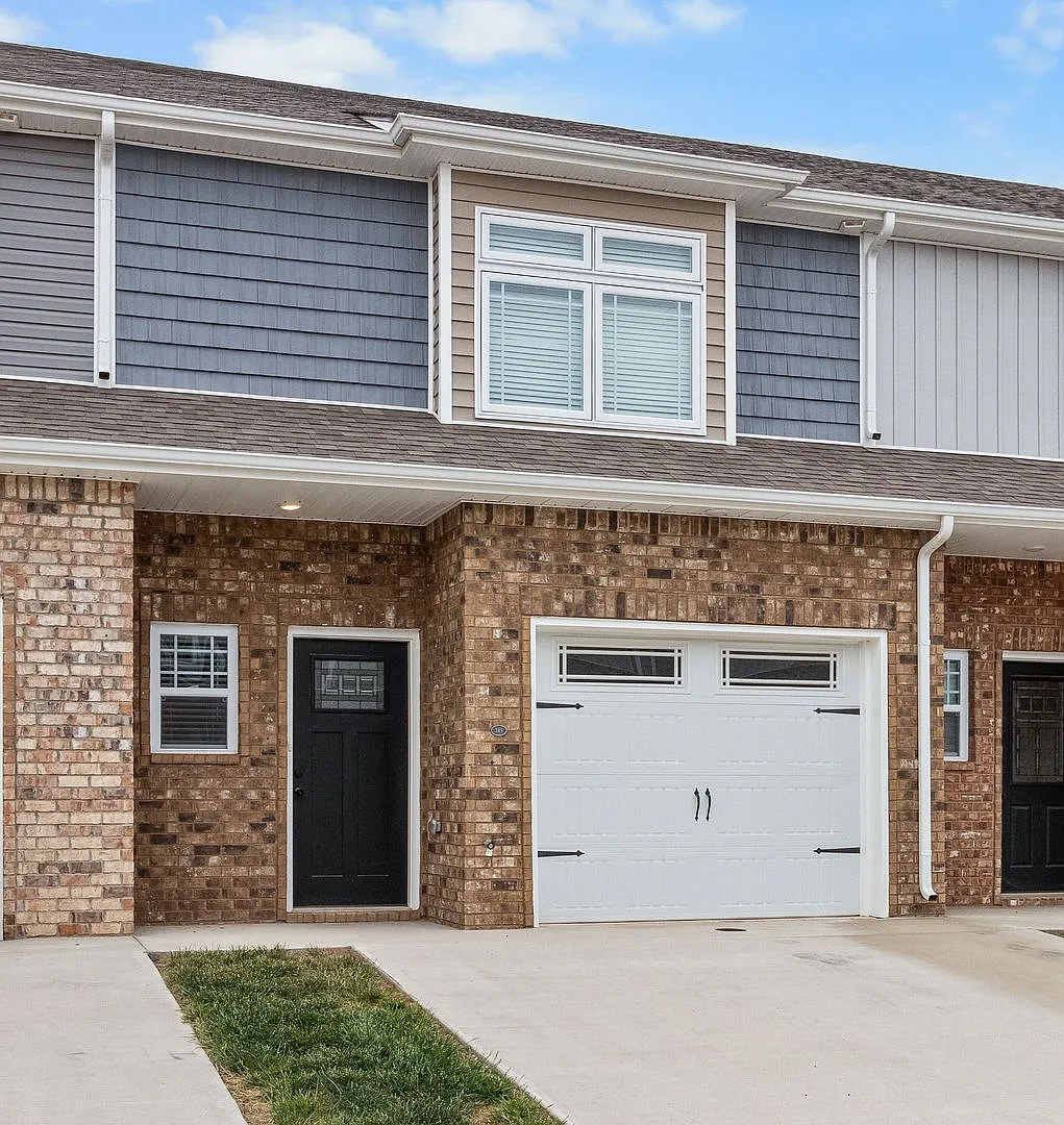 2 Bedroom Condo For Rent With Community Swimming Pool! — Photo 1