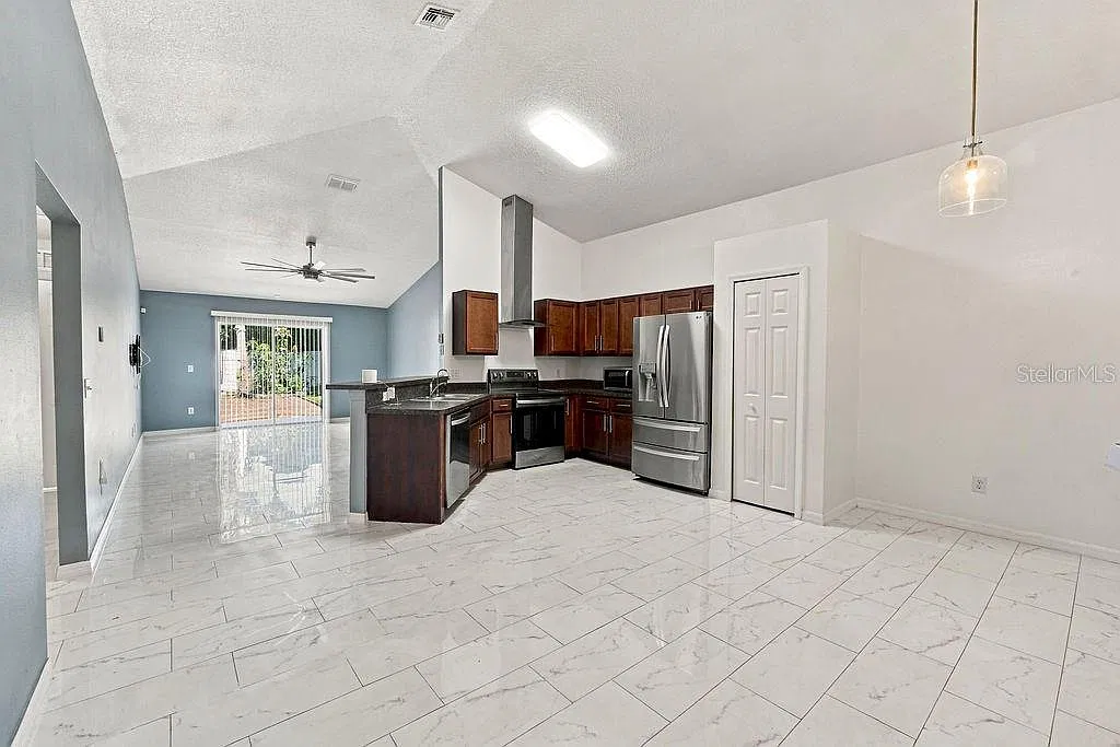3 bed, 2.0 bath, 1504 sqft, $2,300 — Photo 3