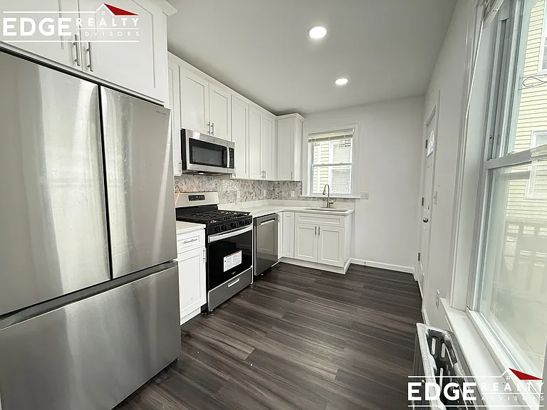 81 Alder St #A — Photo 1