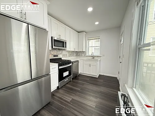 81 Alder St Photo 1