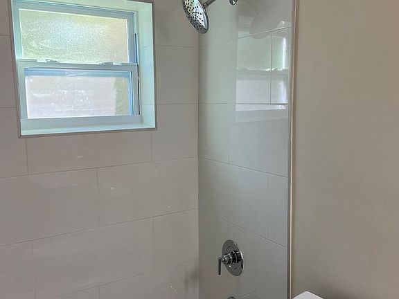 5th image of 1078 NE 39th St APT 30