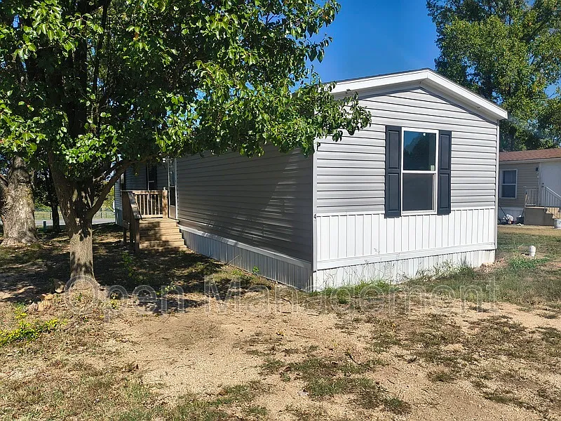 3 bed, 2.0 bath, 1216 sqft, $1,135 — Photo 2